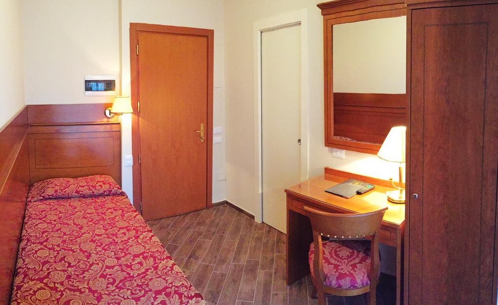 Hotel Excelsior Pavia Quarto foto